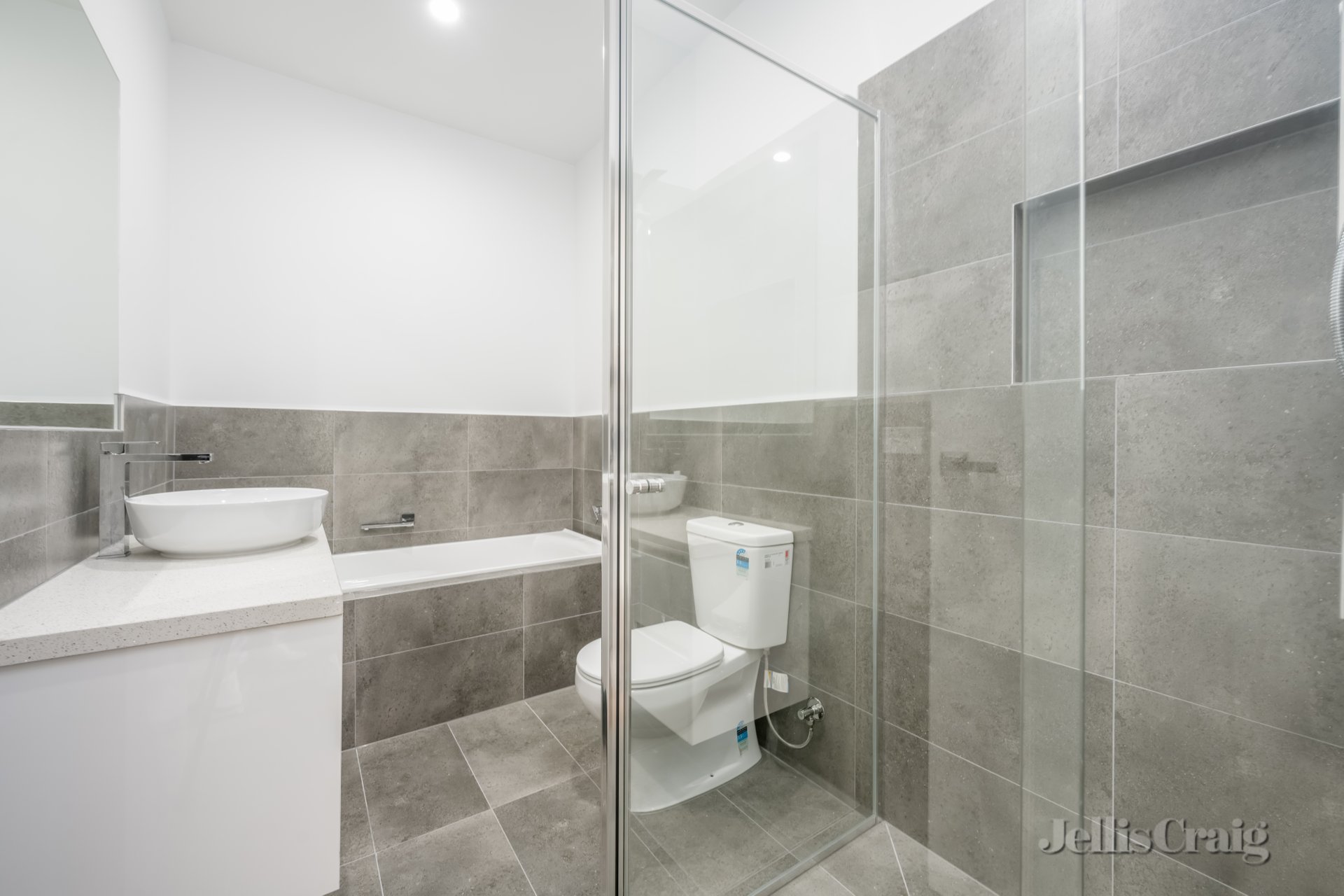 4/3 Hazel Grove, Pascoe Vale image 5