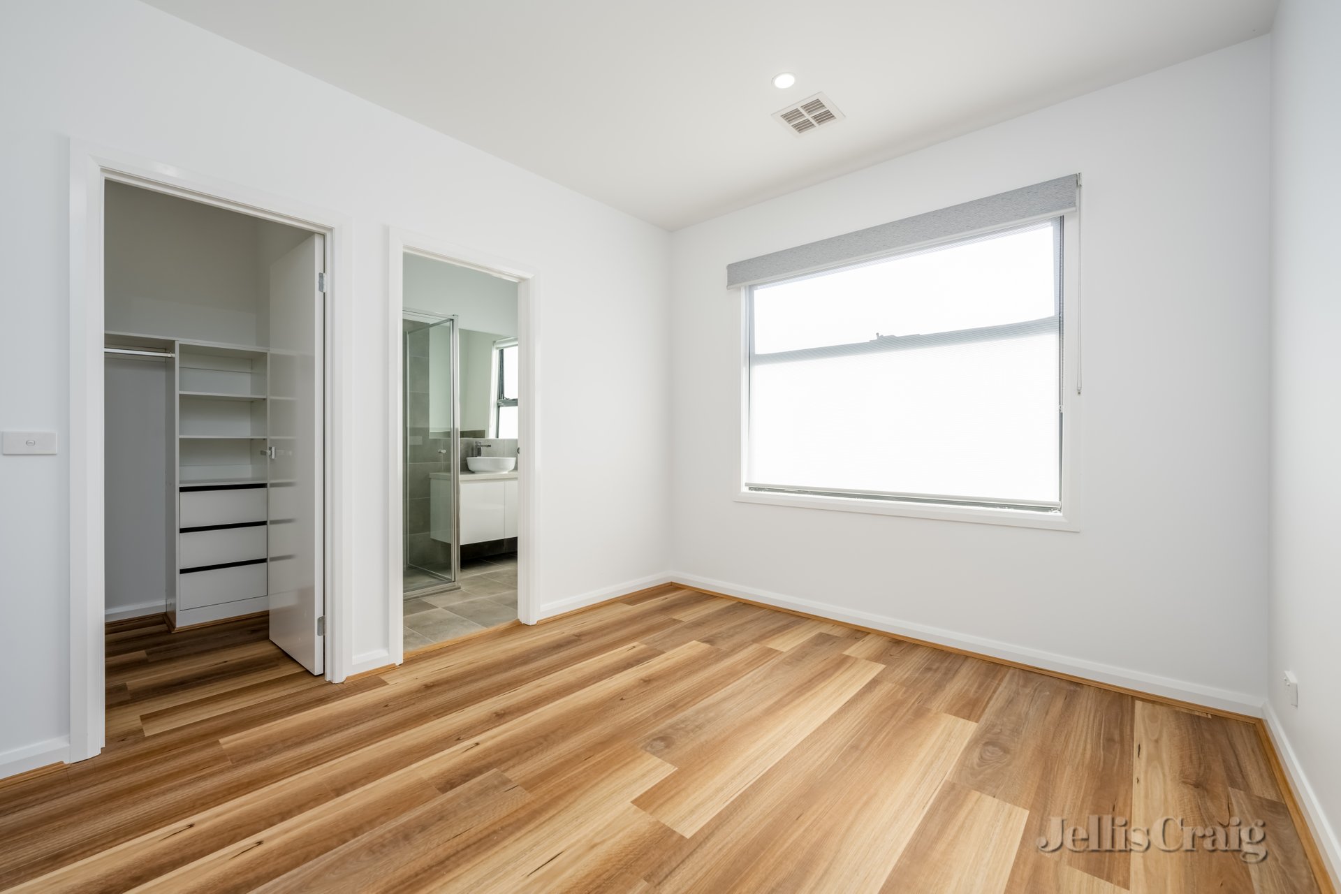 4/3 Hazel Grove, Pascoe Vale image 3