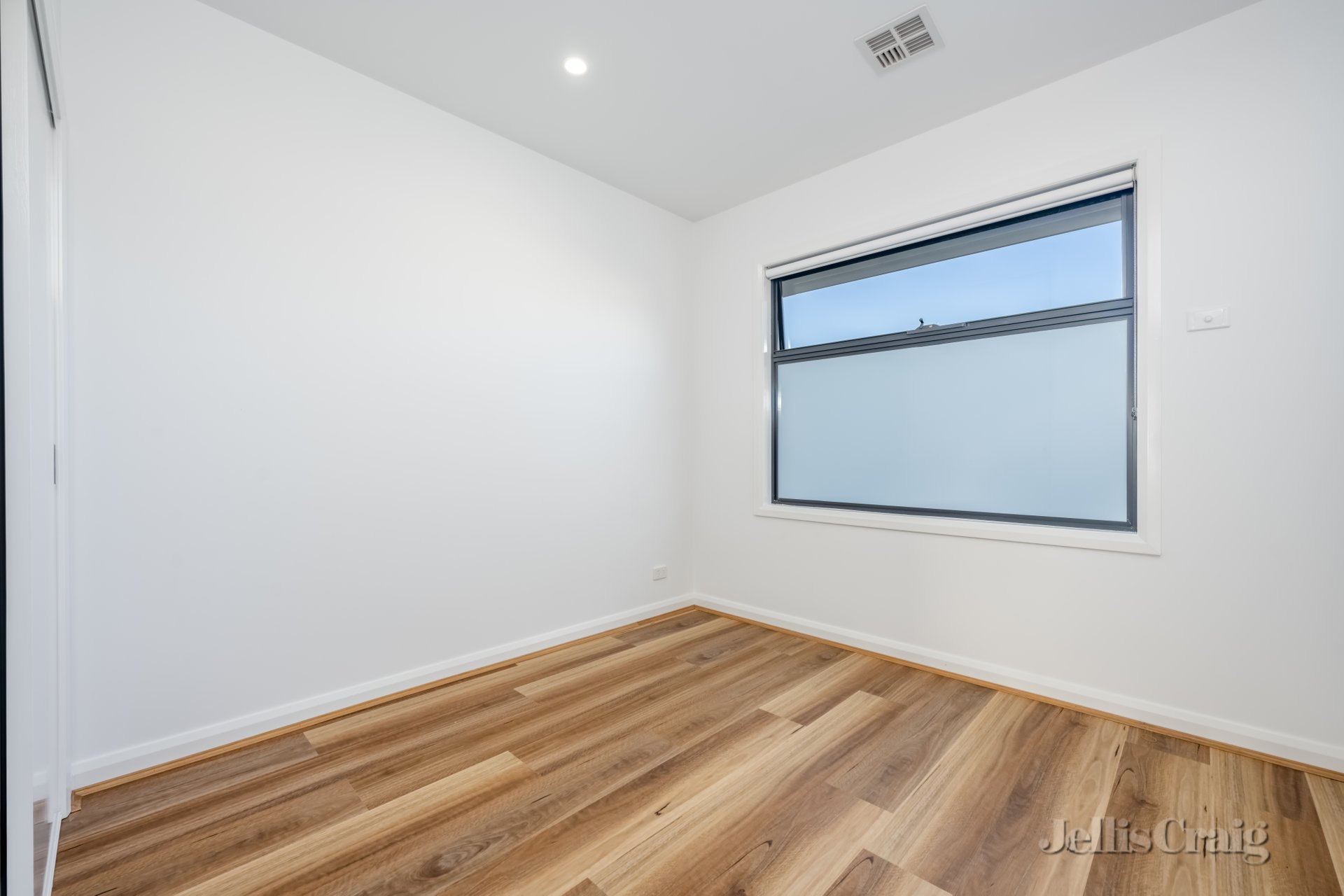 4/3 Hazel Grove, Pascoe Vale image 4