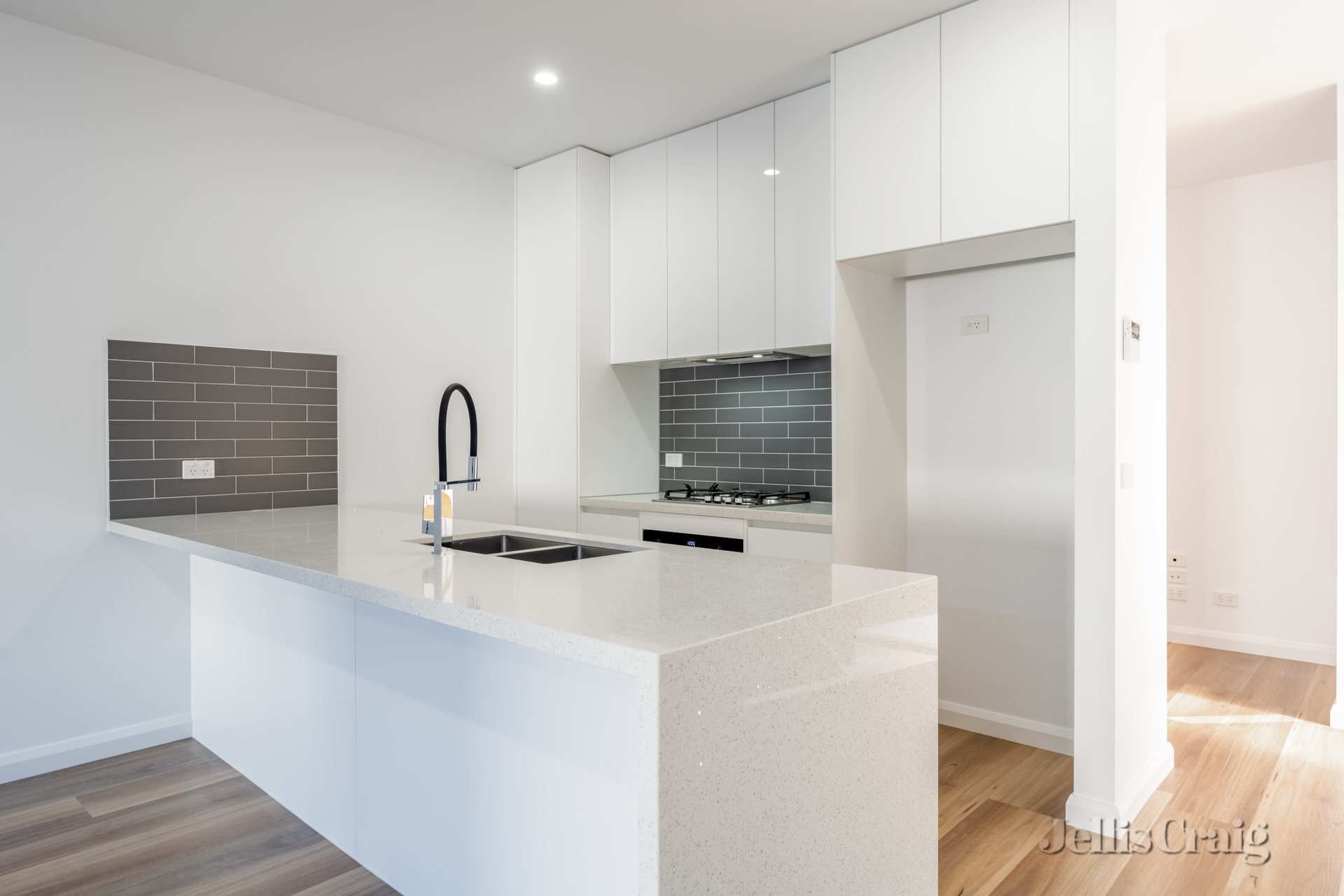 4/3 Hazel Grove, Pascoe Vale image 2