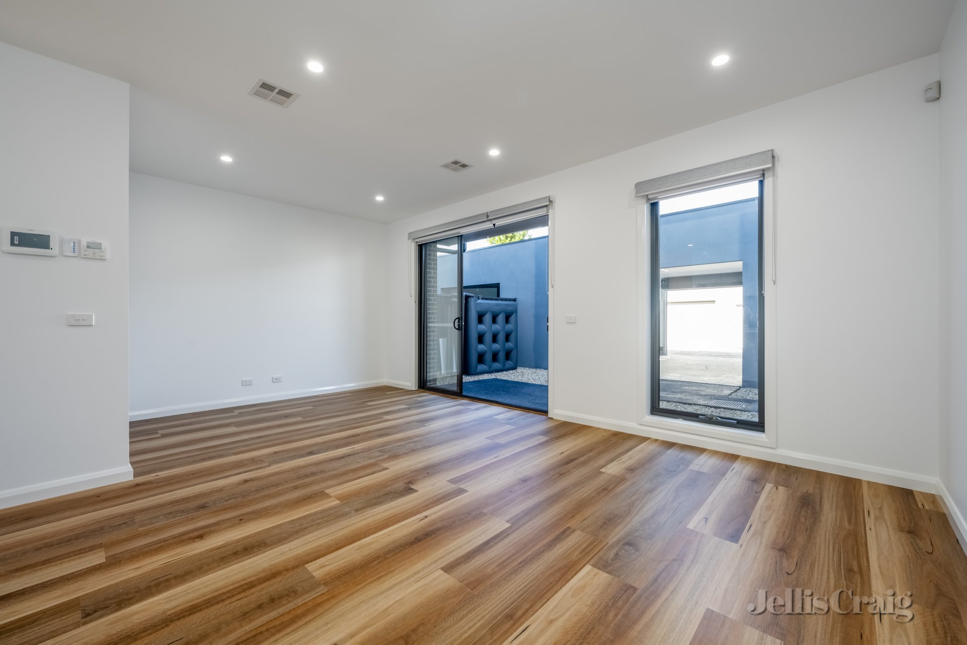 4/3 Hazel Grove, Pascoe Vale image 1