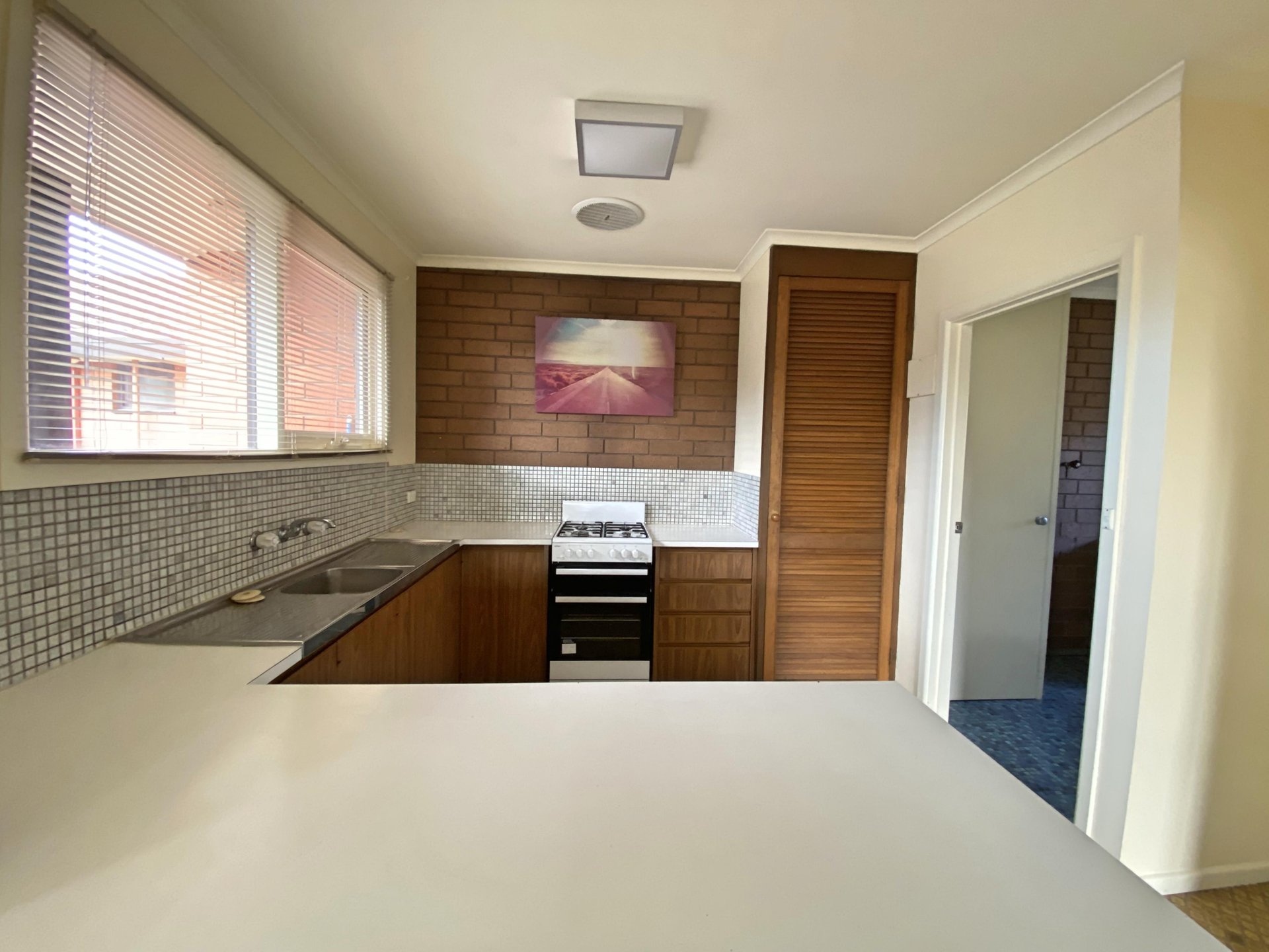 4/3 Keith Court, Breakwater image 2