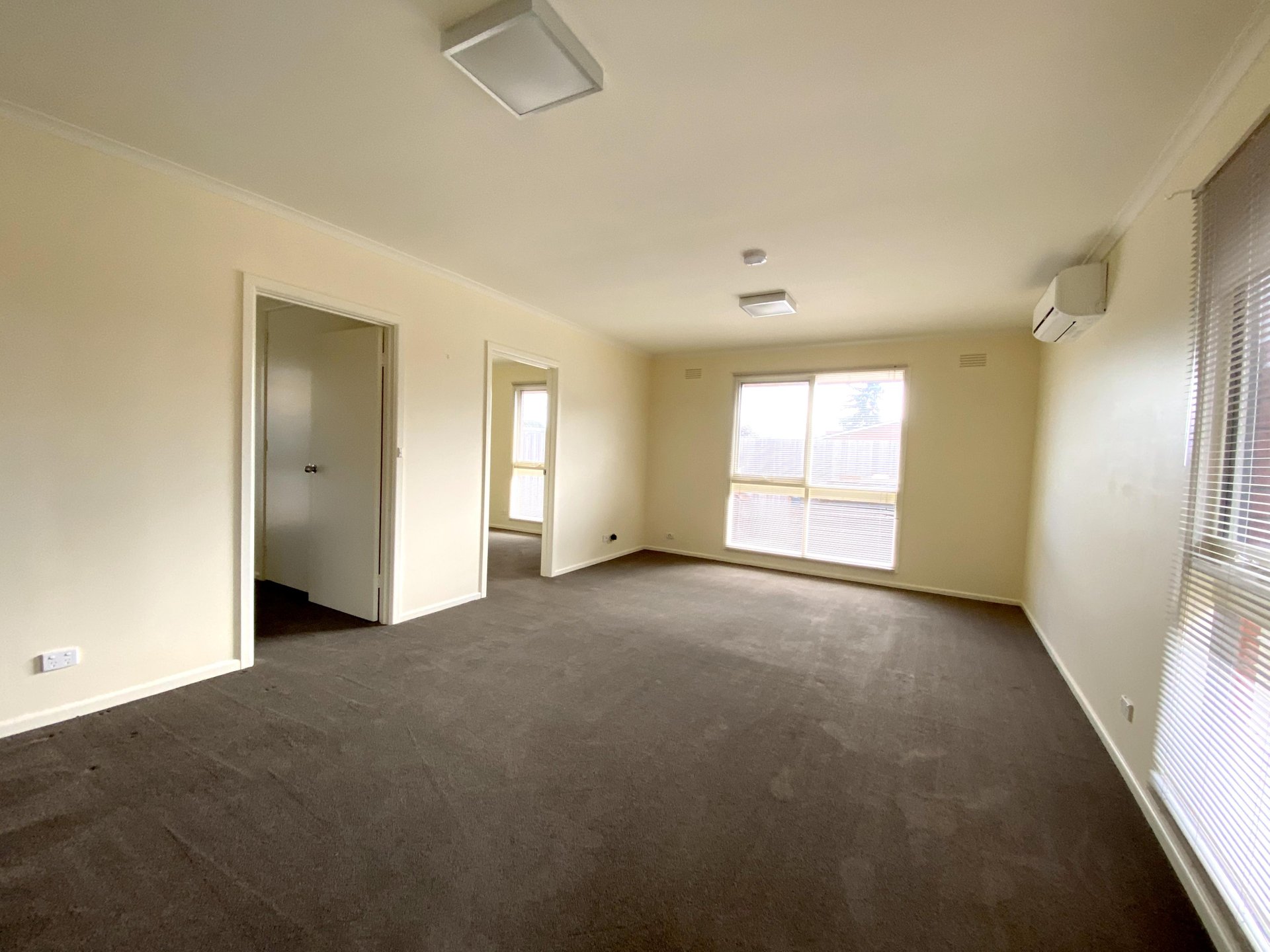 4/3 Keith Court, Breakwater image 4
