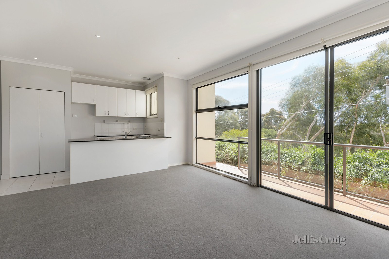 4/30 Diamond Boulevard, Greensborough image 2