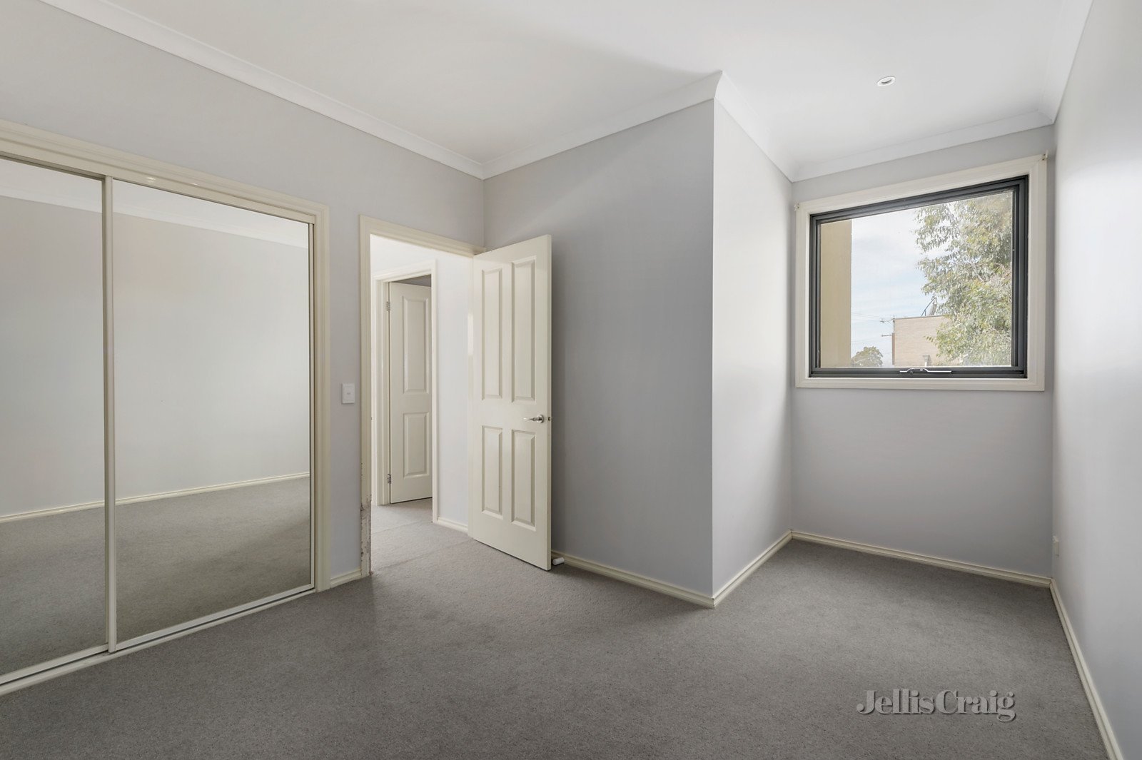 4/30 Diamond Boulevard, Greensborough image 3