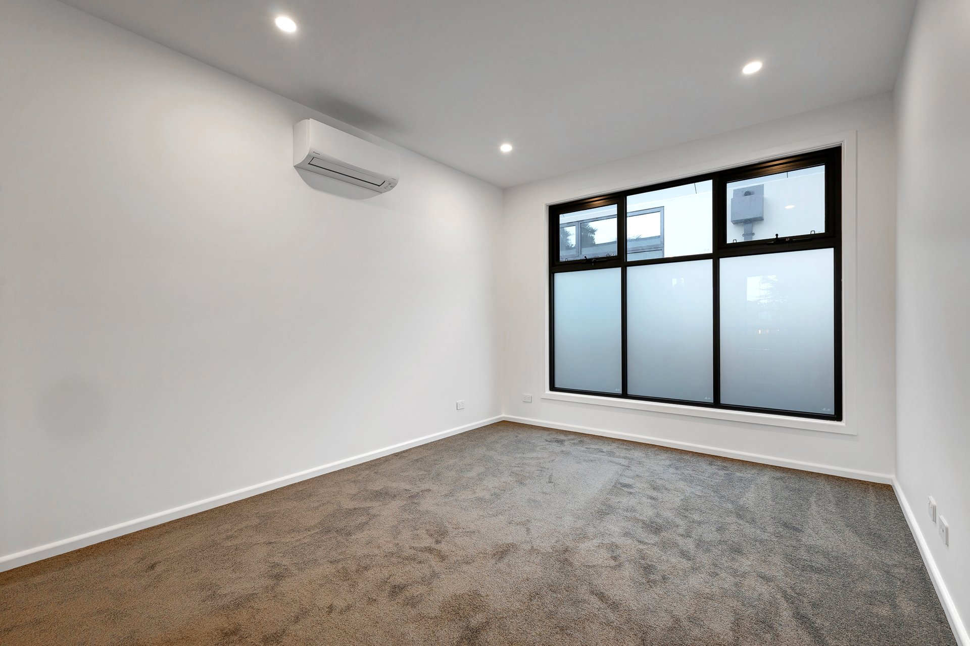 43A Amber Grove, Mount Waverley image 4