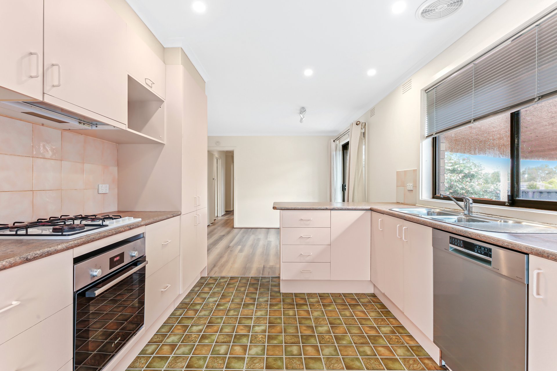 44 Brentwood Drive, Glen Waverley image 2