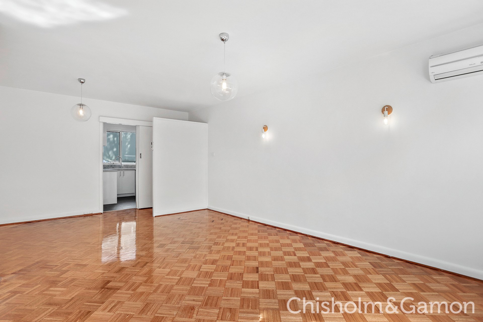 4/4 Burns Street, Elwood image 1