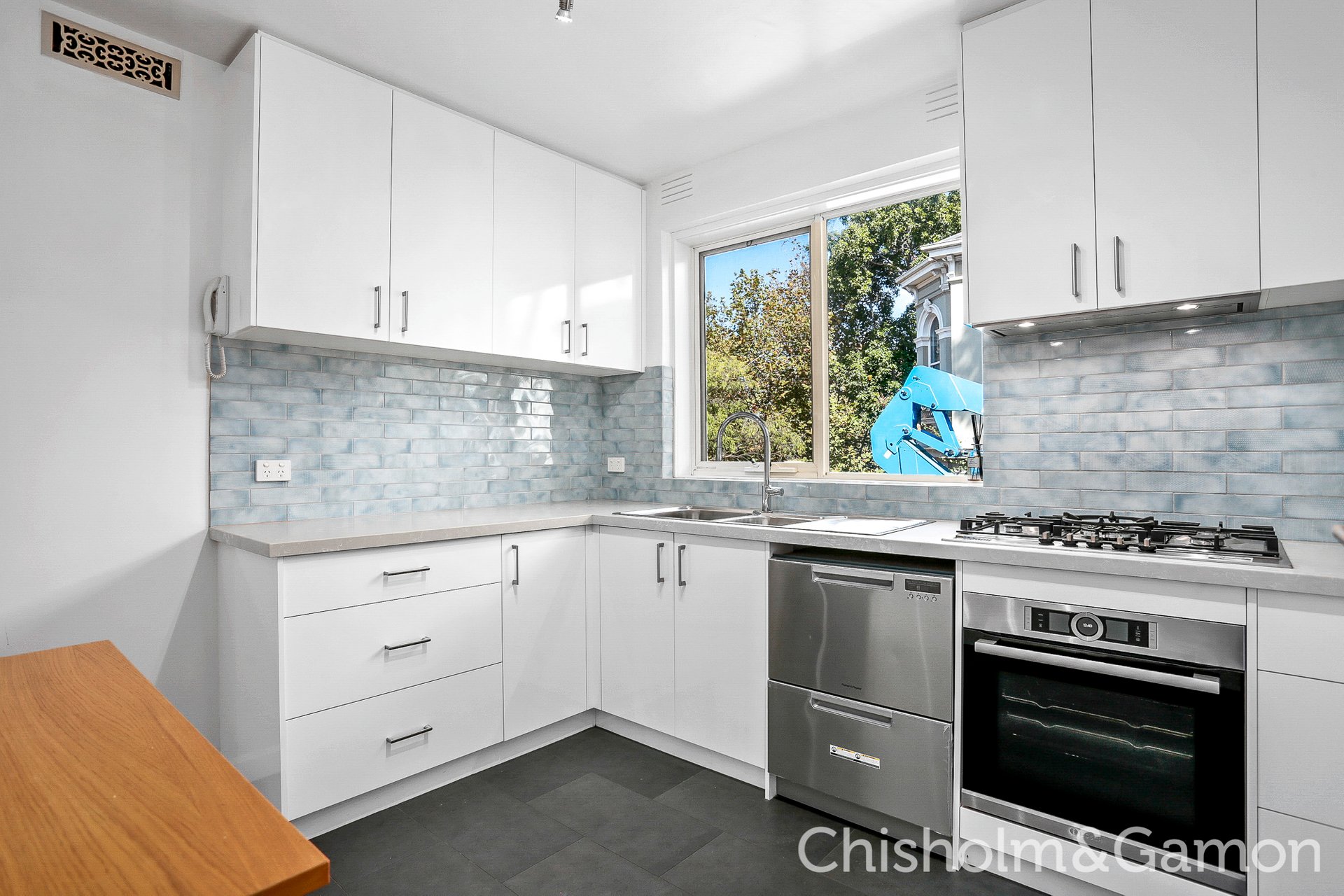 4/4 Burns Street, Elwood image 4