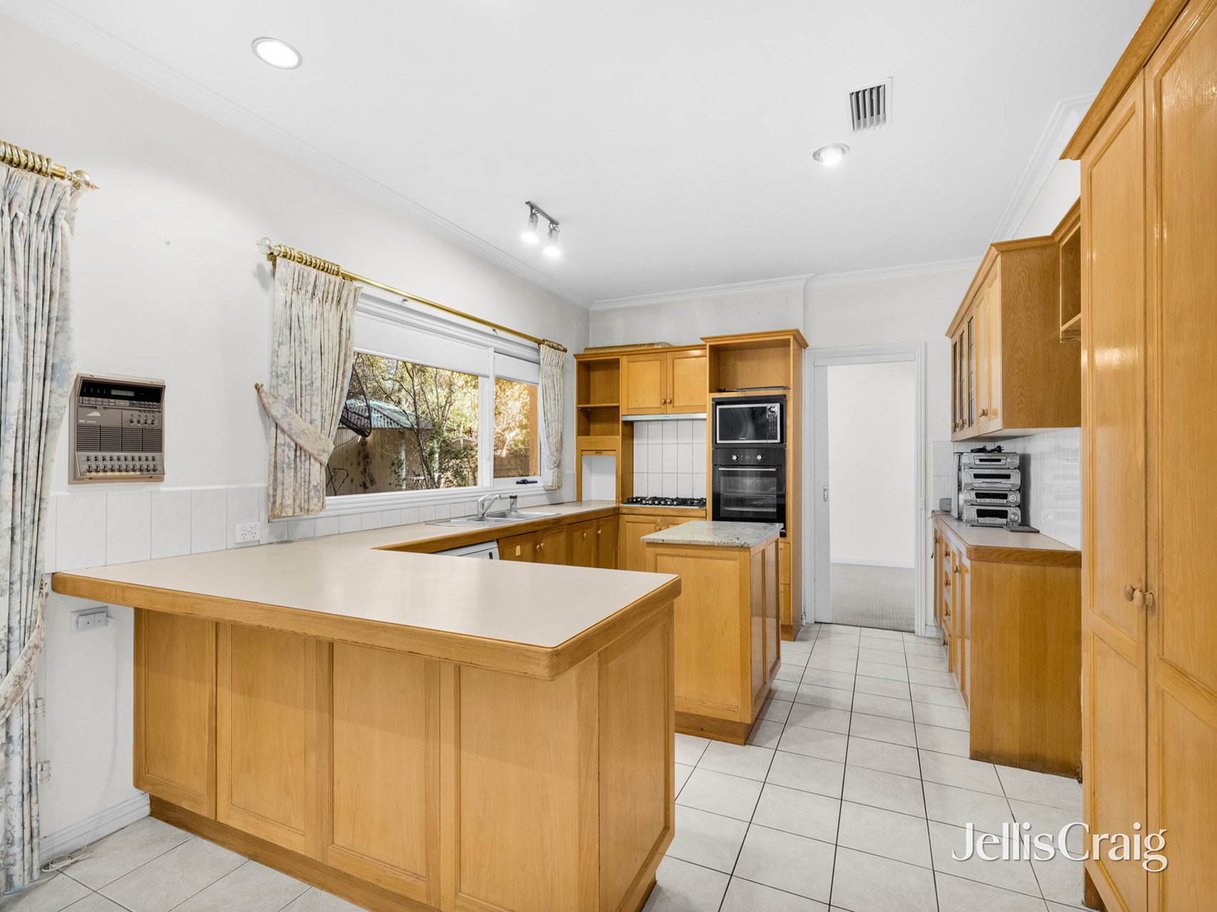 44 Highwood Drive, Wheelers Hill image 4