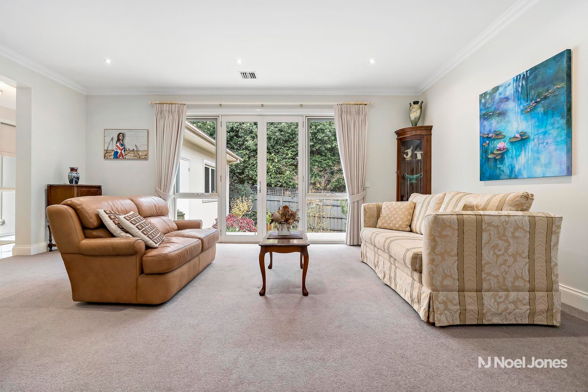 4/4A Collins Court, Balwyn image 2