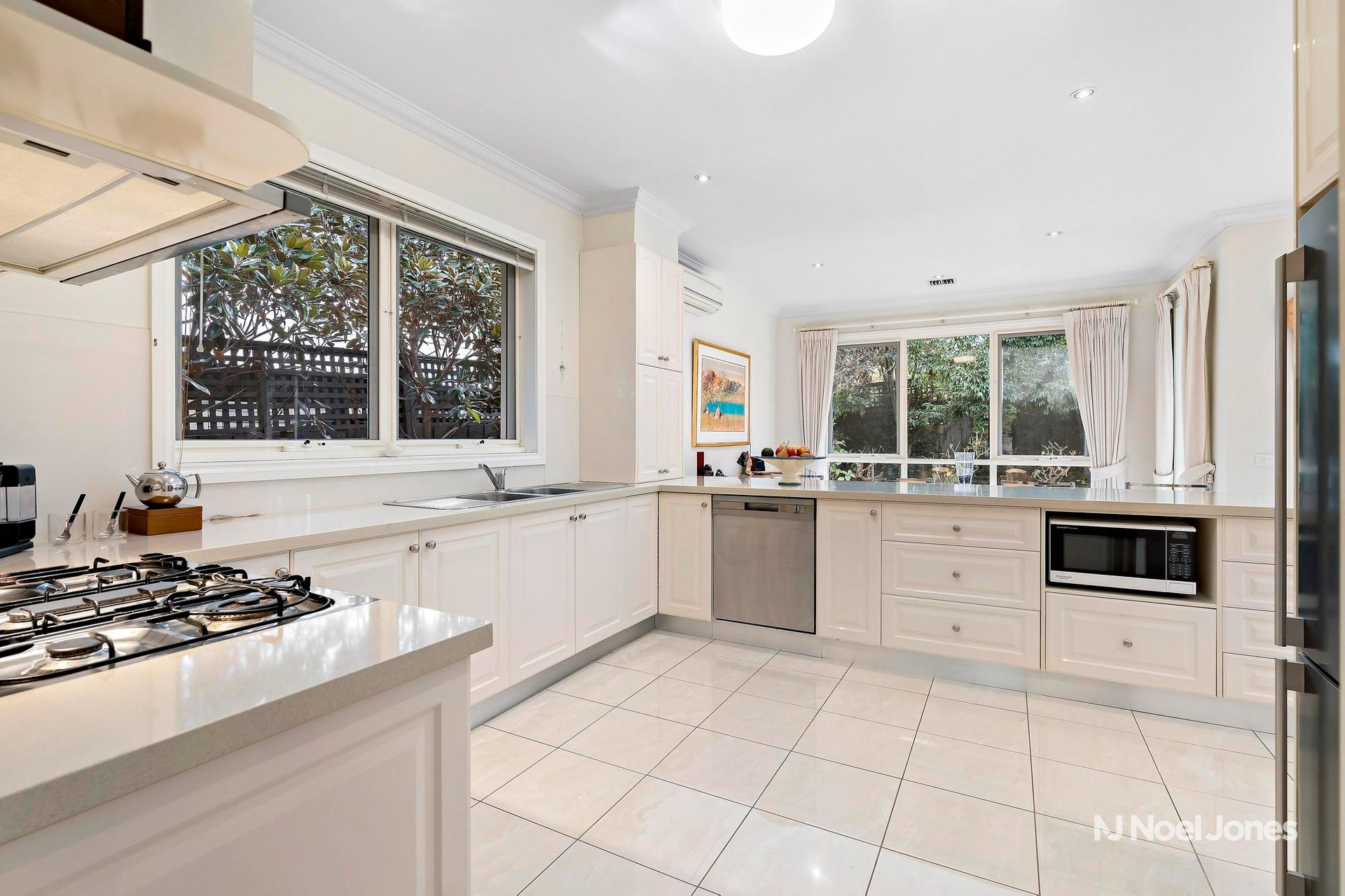 4/4A Collins Court, Balwyn image 5