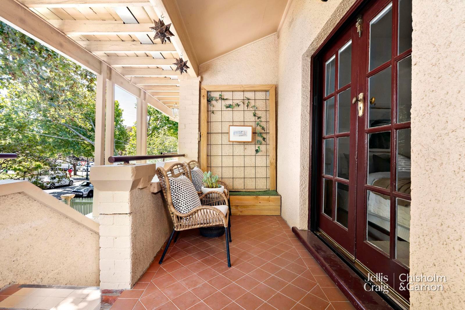 4/5 Beach Avenue, Elwood image 3