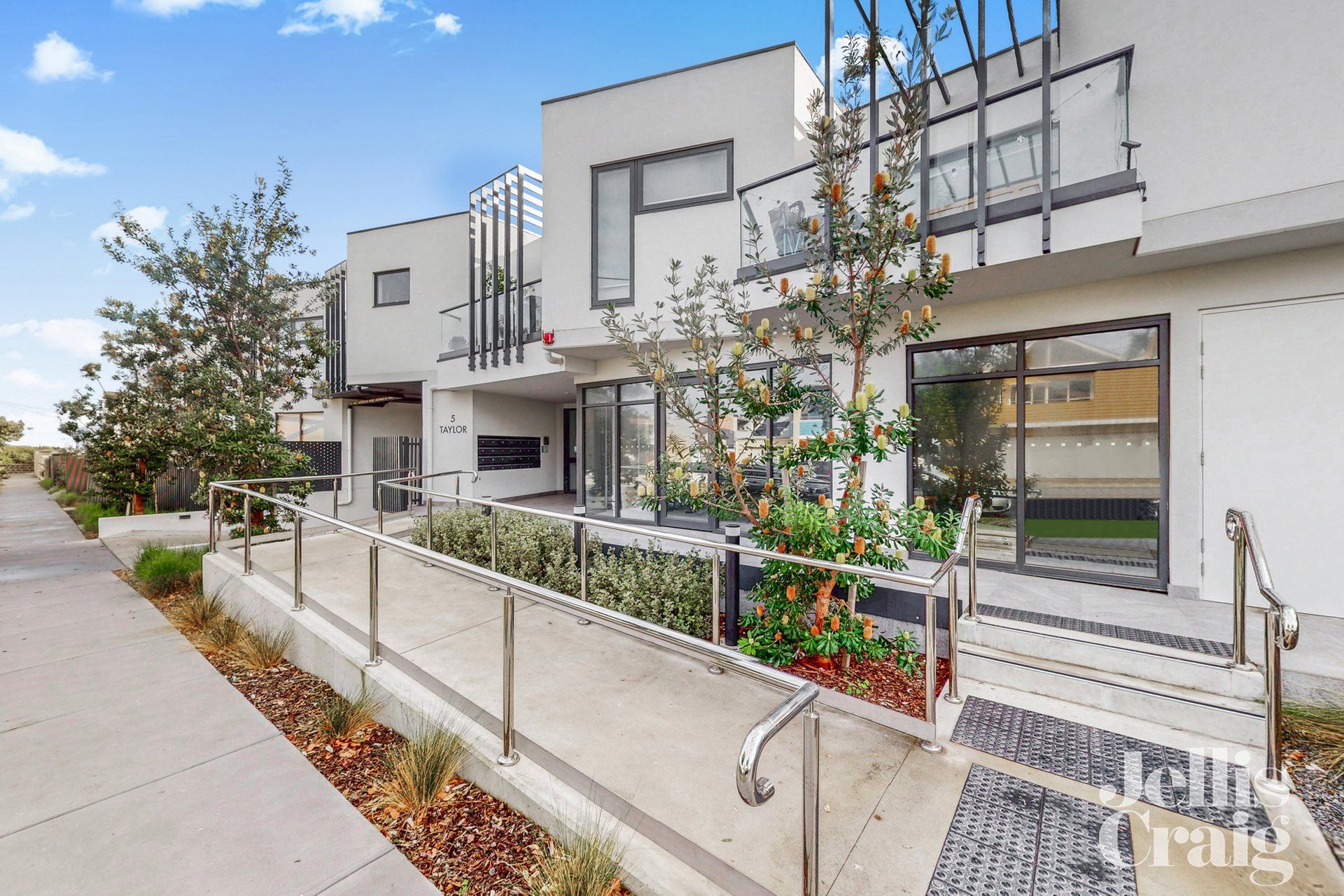 4/5 Taylor Avenue, Aspendale image 2