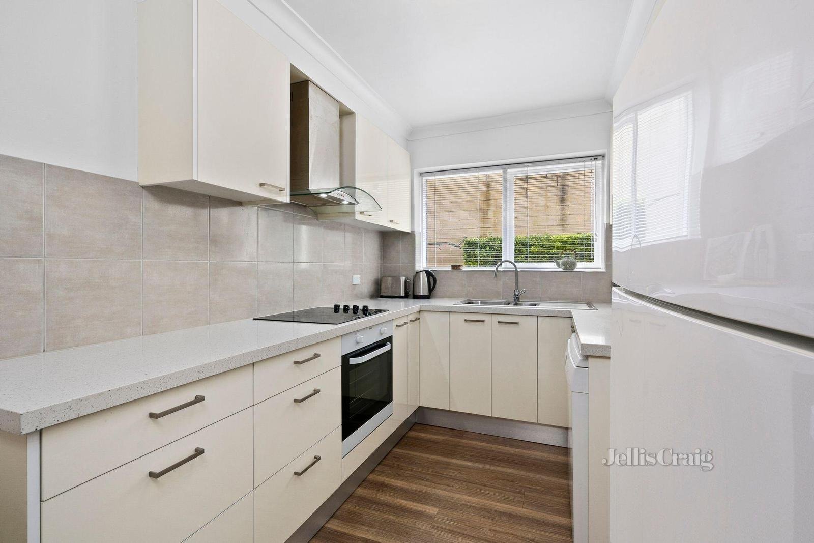 4/50 Eastern Beach Road, Geelong image 7