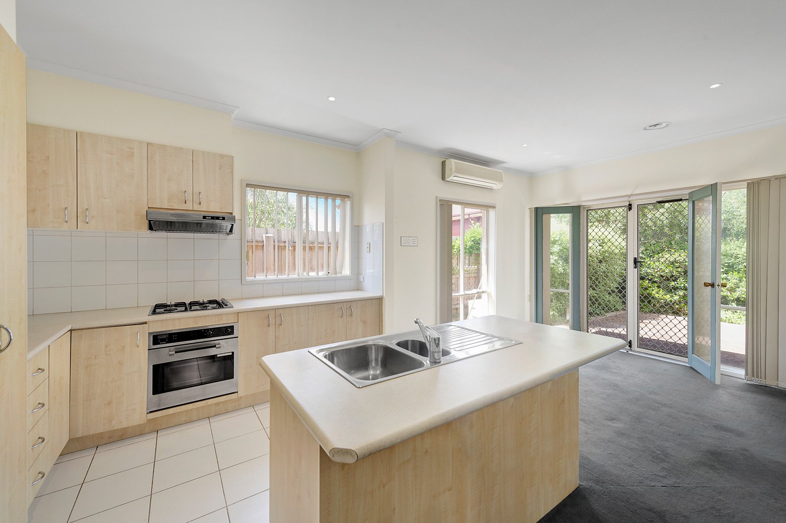 4/565 Whitehorse Road, Mitcham image 2