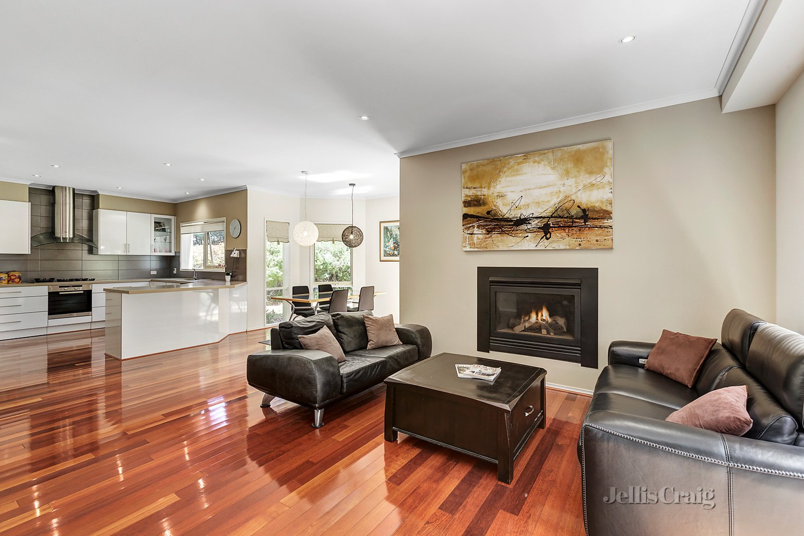 48 Huntingtower Crescent, Mount Waverley image 3