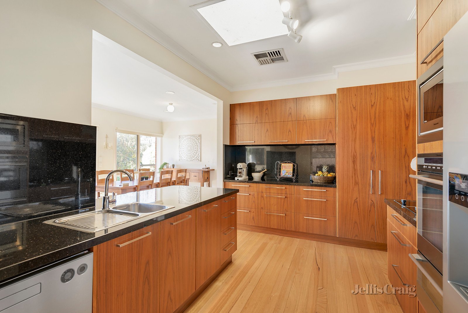 48 The Highway, Mount Waverley image 4