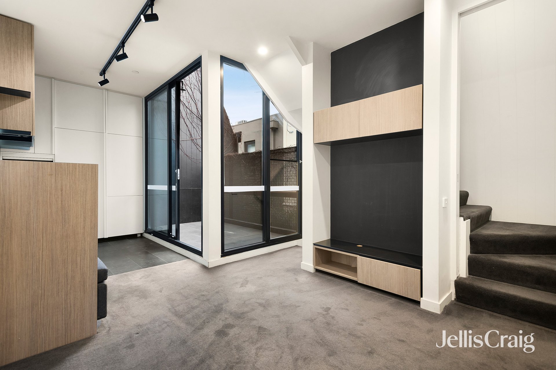 4/84 Ormond Road, Elwood image 2