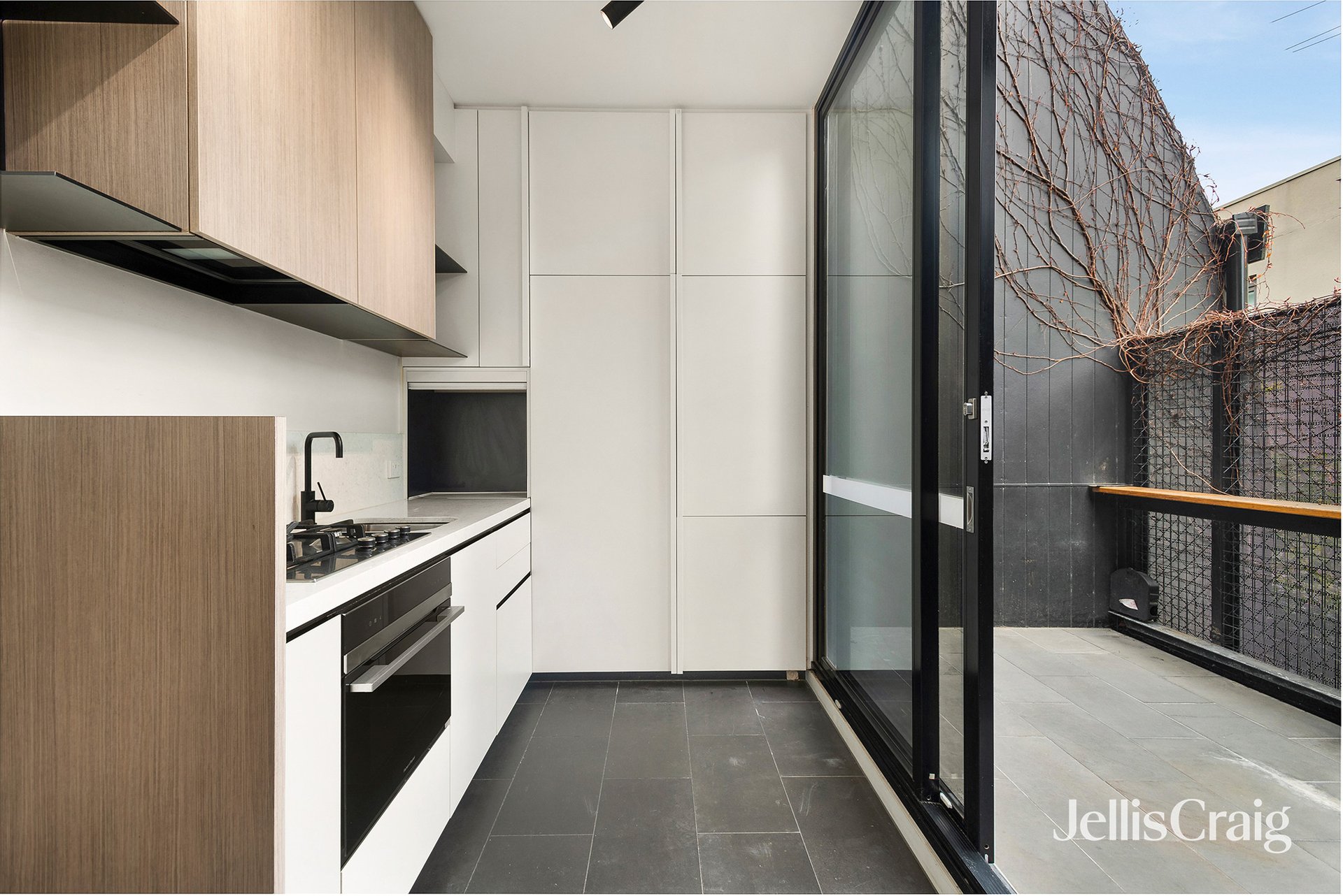 4/84 Ormond Road, Elwood image 3