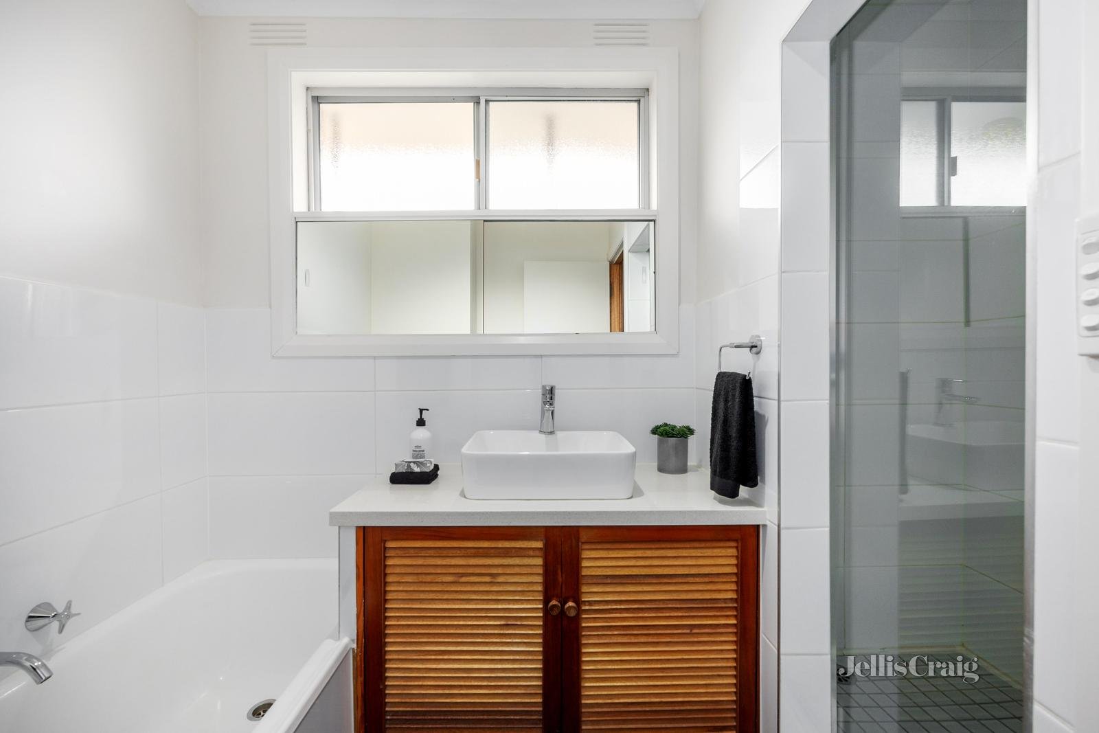 4/9 Balmoral Crescent, Surrey Hills image 6