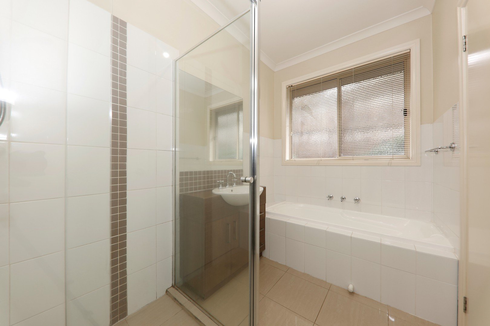 4/9 La Frank Street, Burwood image 3
