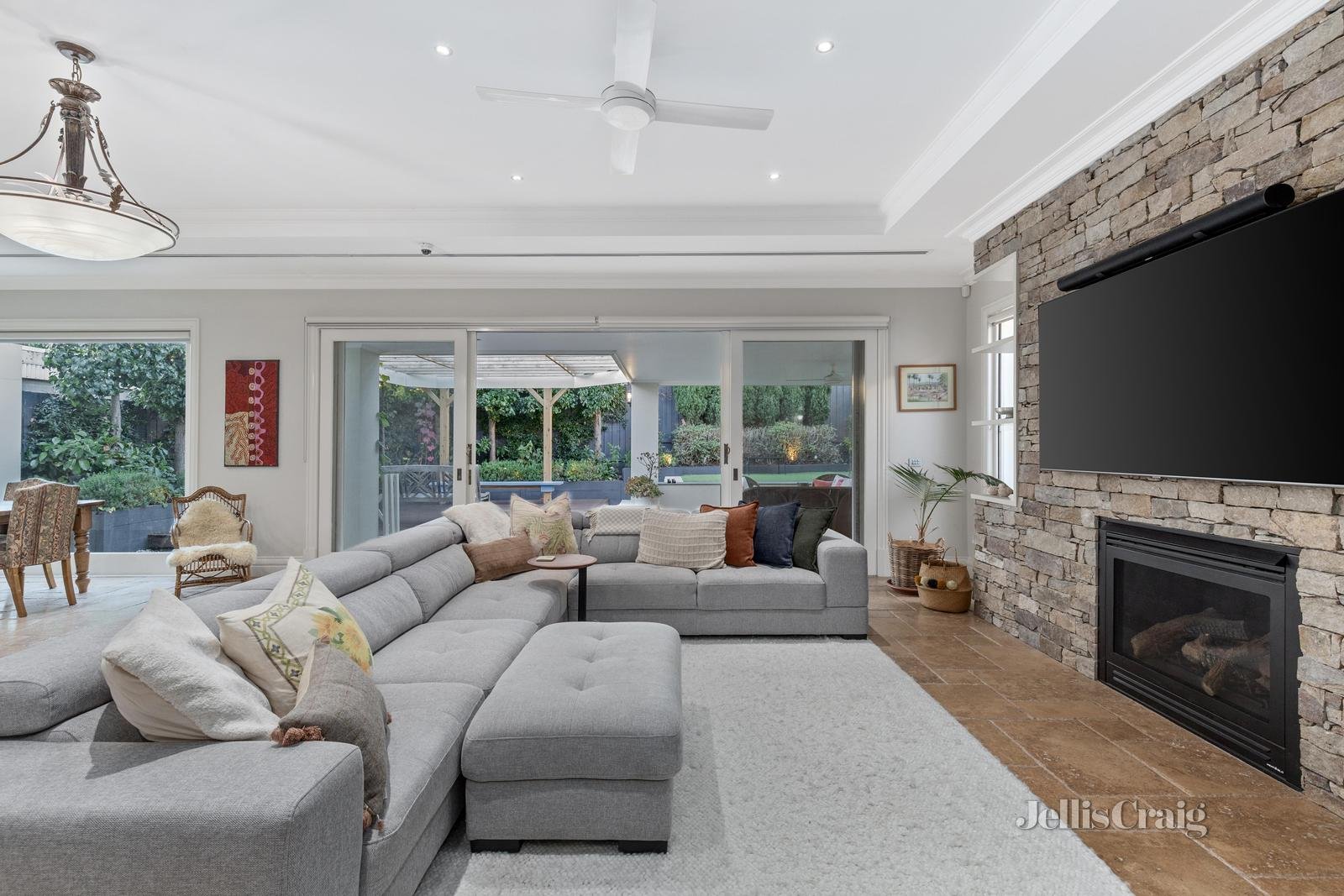49 Windsor Crescent, Mont Albert image 3