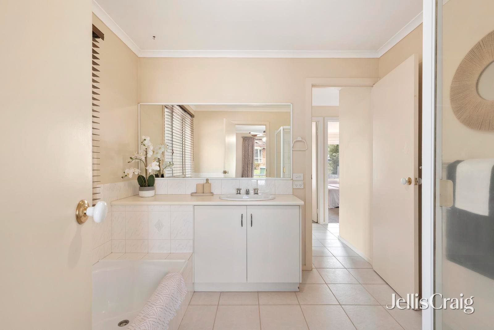 5 Carly Court, Croydon North image 8