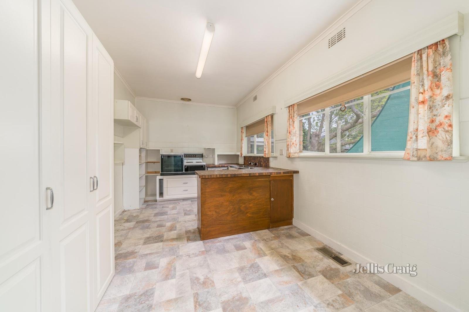 5 Charlton Street, Mount Waverley image 4