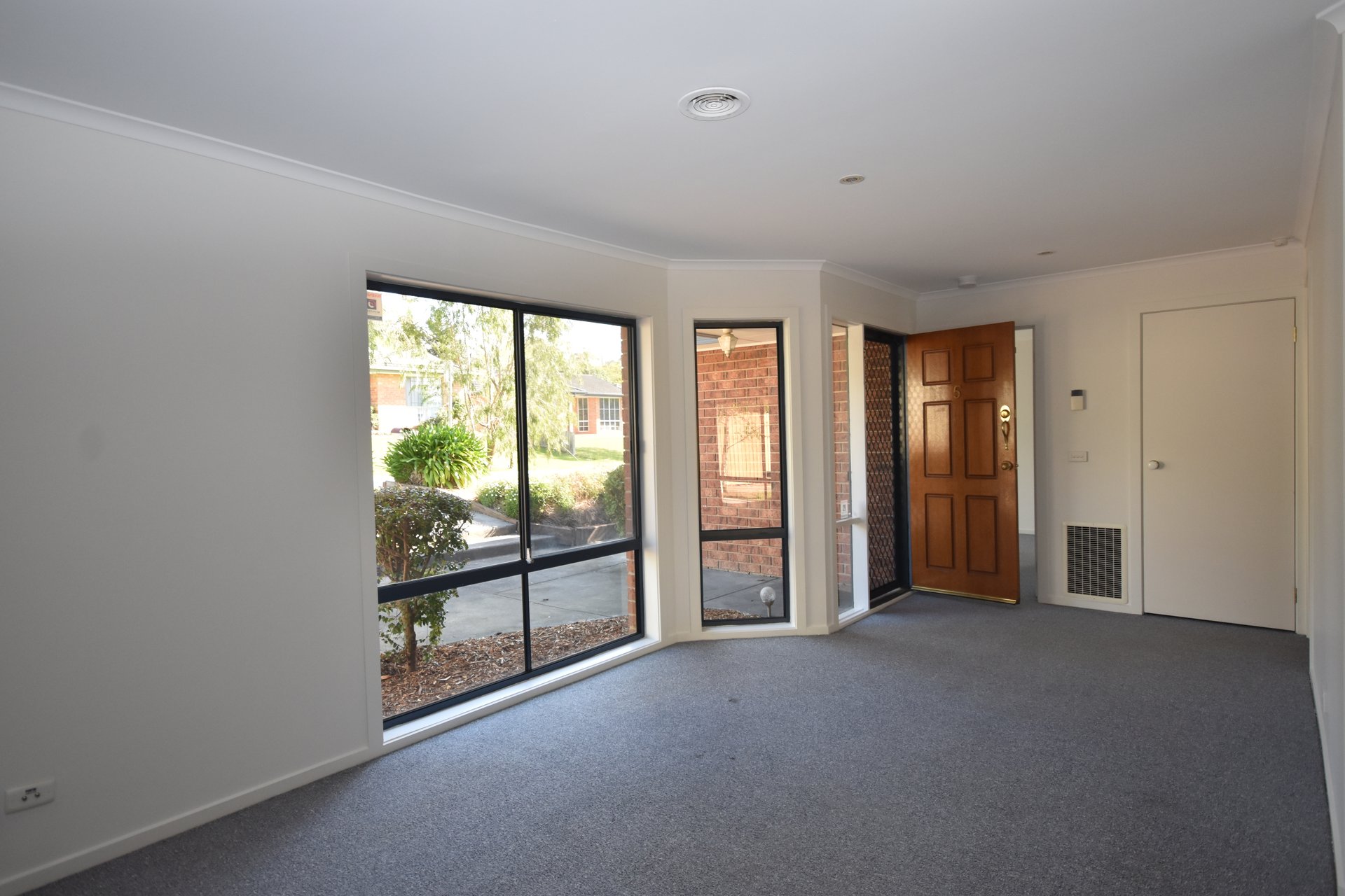 5 Charlwood Drive, Mooroolbark image 3