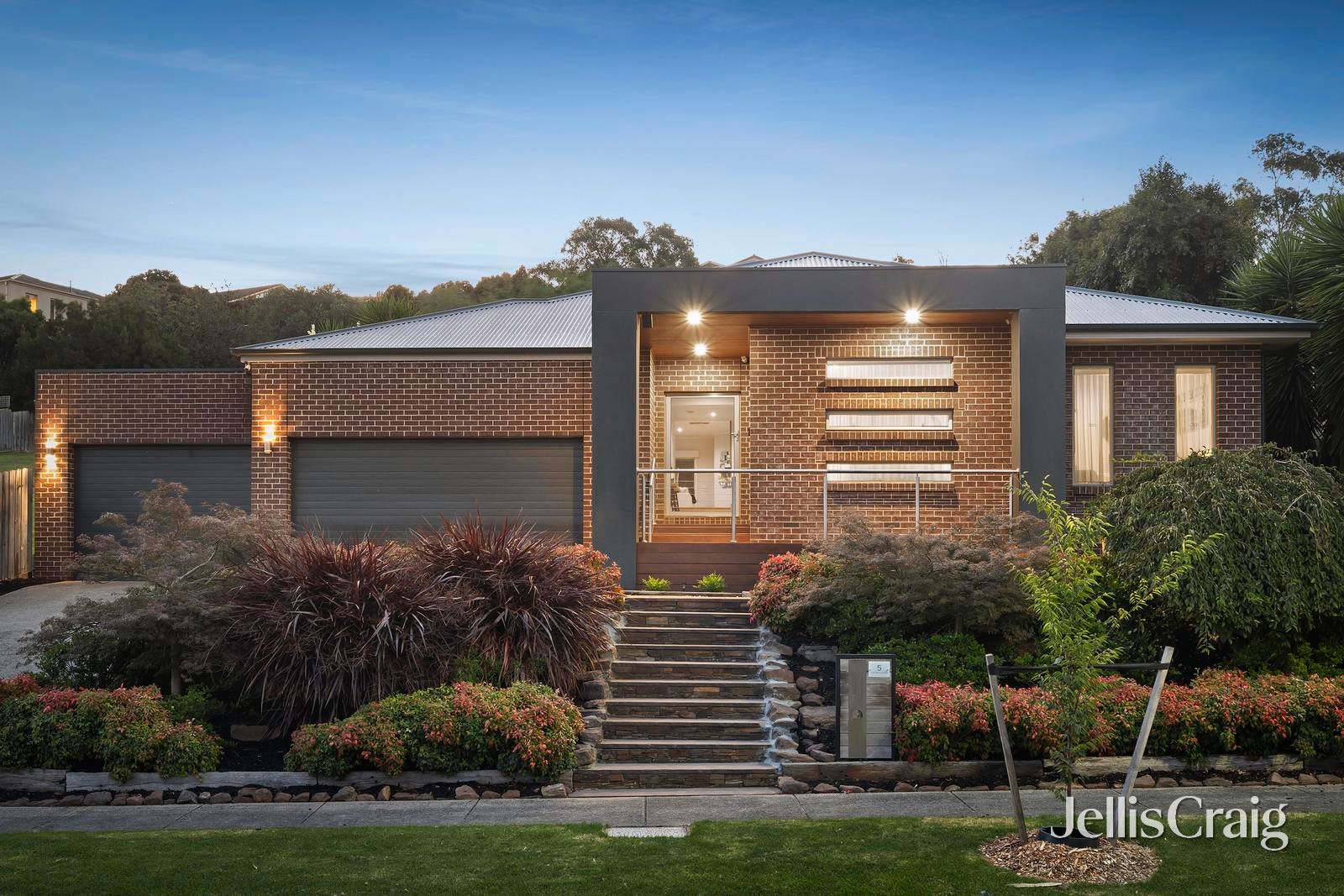 5 Chevalier Crescent, Mooroolbark image 1