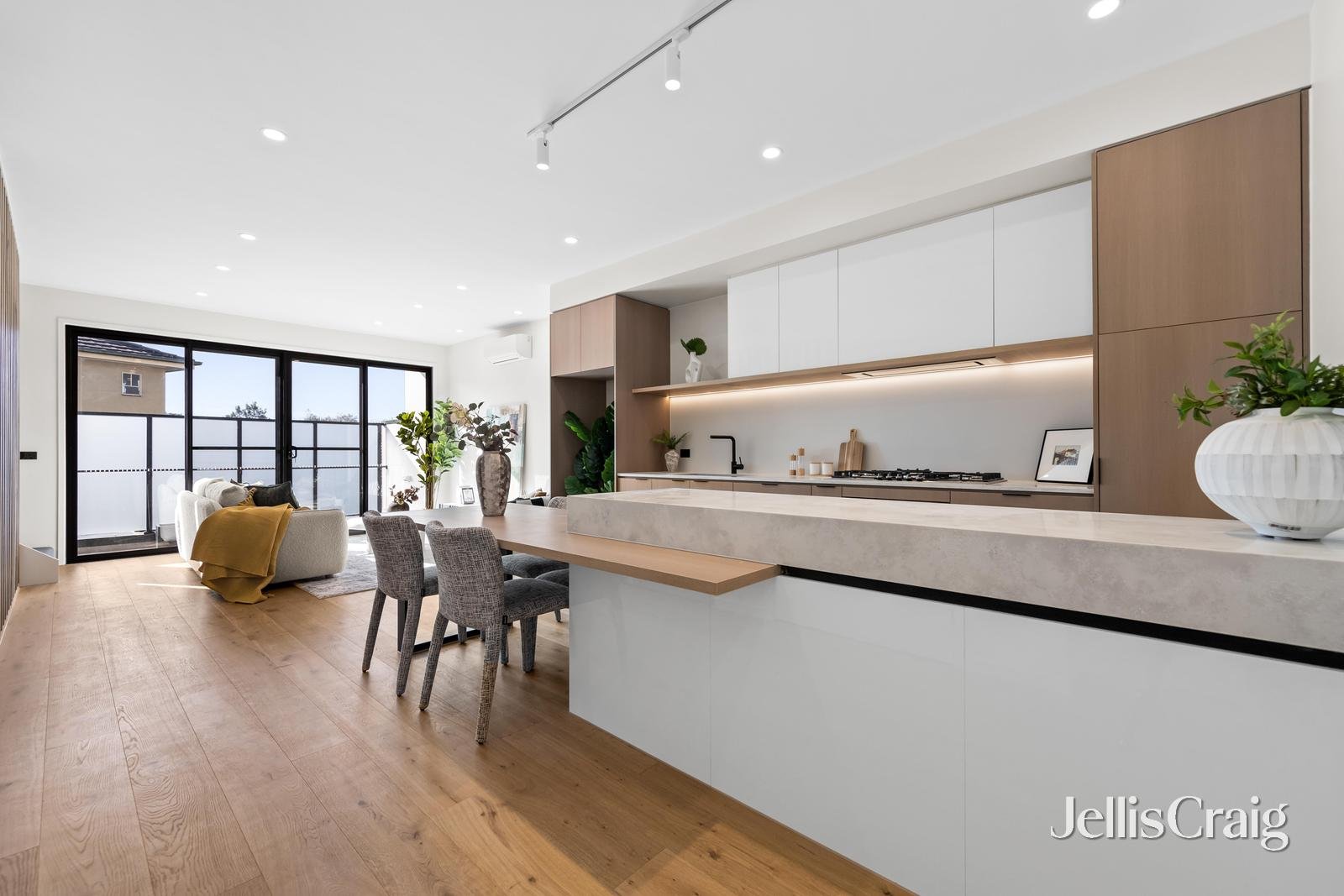 5 Frankcom Street, Blackburn image 4