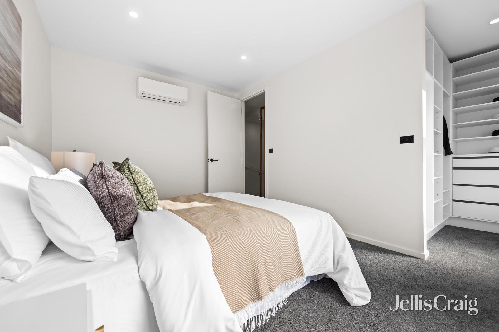 5 Frankcom Street, Blackburn image 8