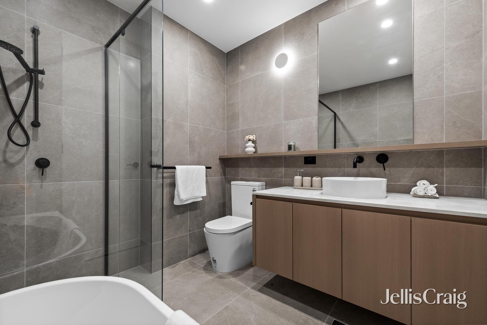 5 Frankcom Street, Blackburn image 11