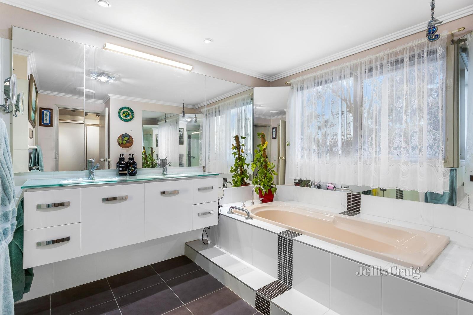 5 Geraldine Close, Wheelers Hill image 8