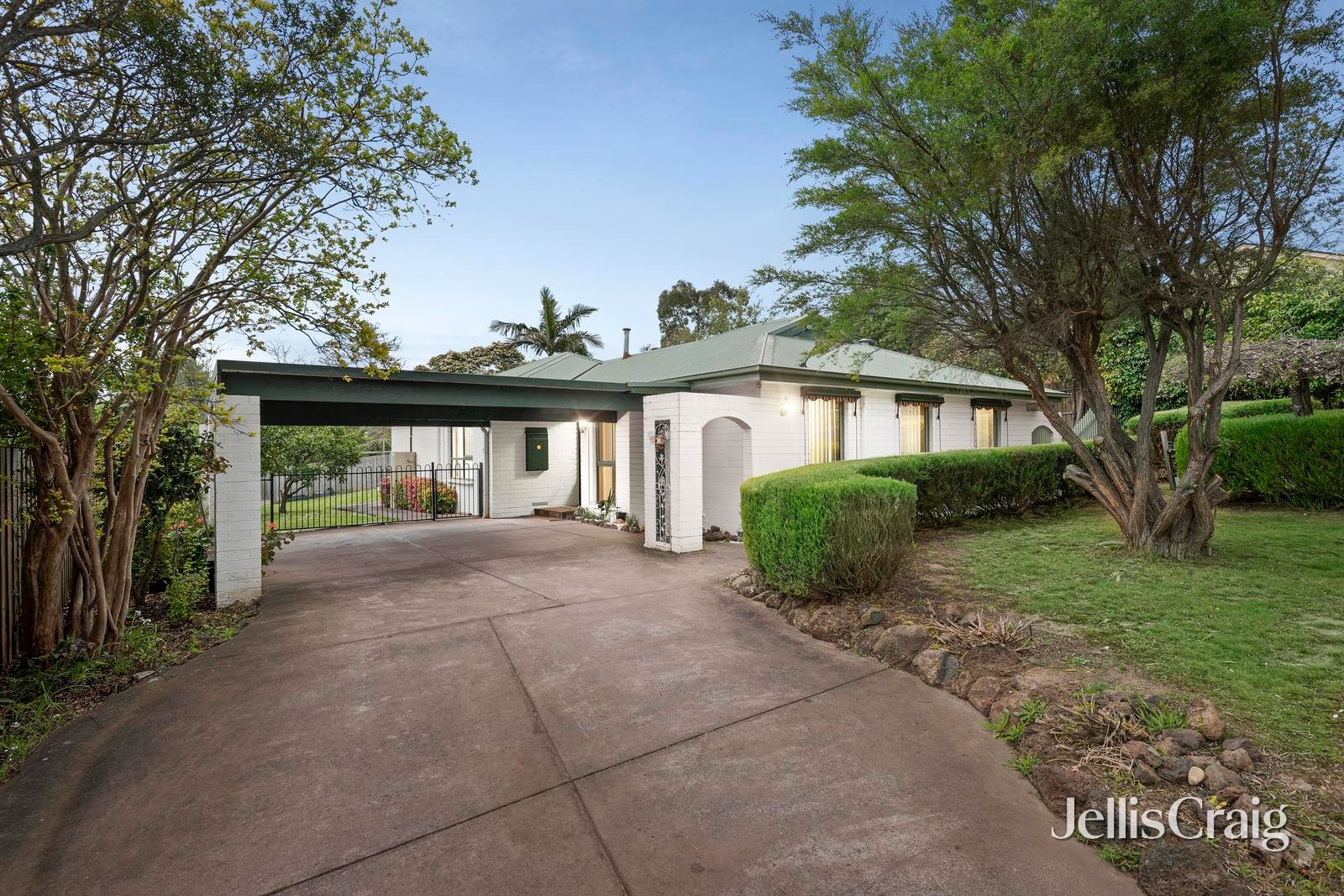 5 Larnook Crescent, Mooroolbark image 1