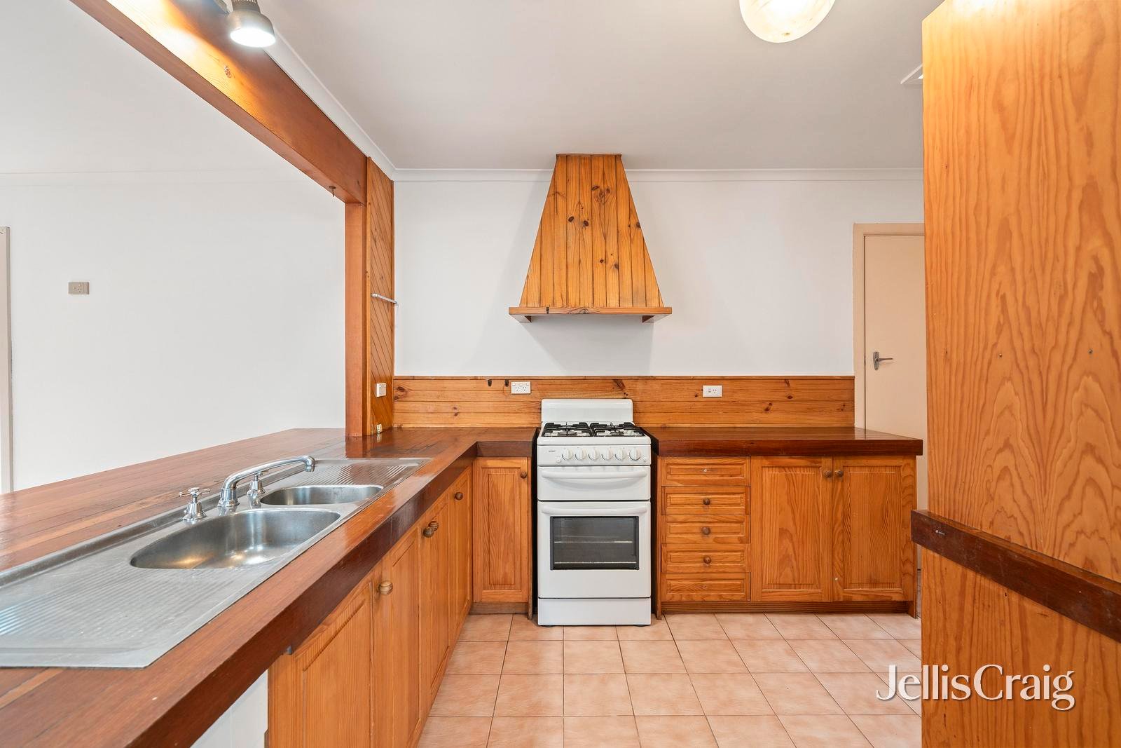 5 Luton Court, Croydon image 3