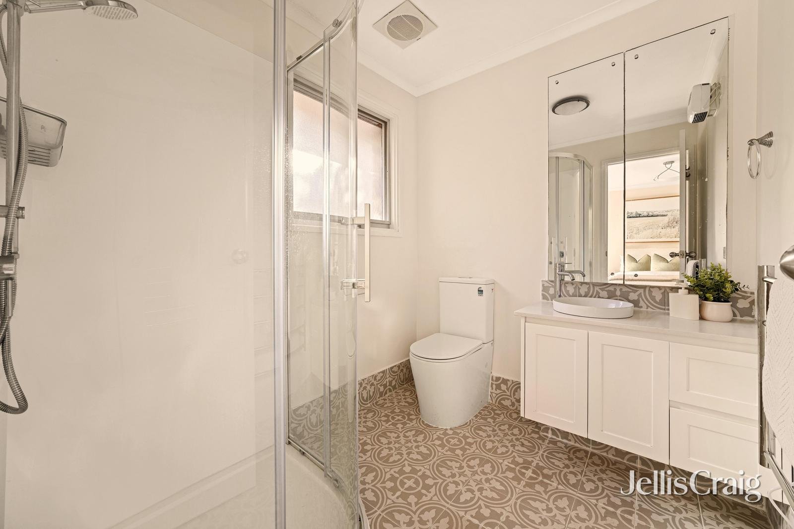 5 Maxine Court, Mentone image 9