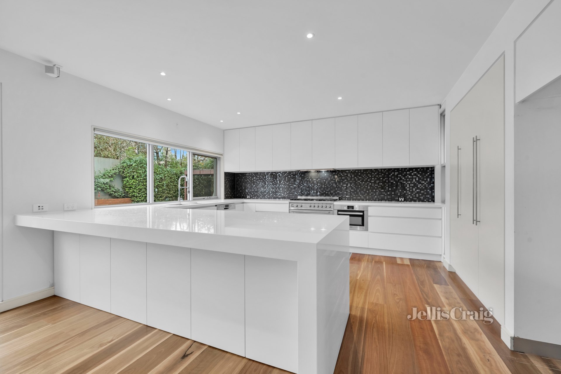 5 Peru Court, Mount Waverley image 1