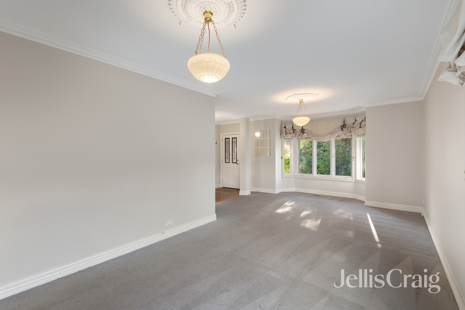 5 Valley Park Grove, Eltham image 4