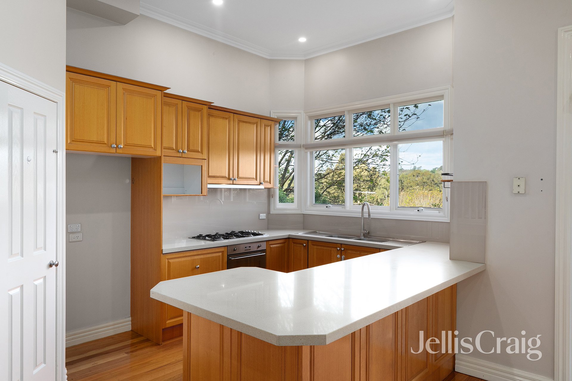 5 Valley Park Grove, Eltham image 6