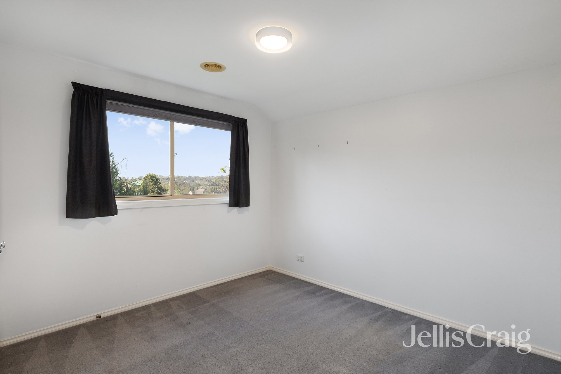 5 Valley Park Grove, Eltham image 8