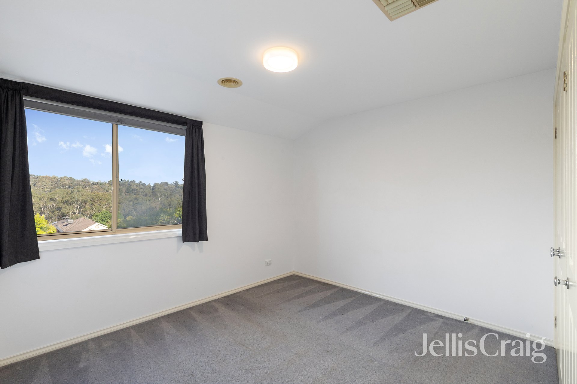 5 Valley Park Grove, Eltham image 9