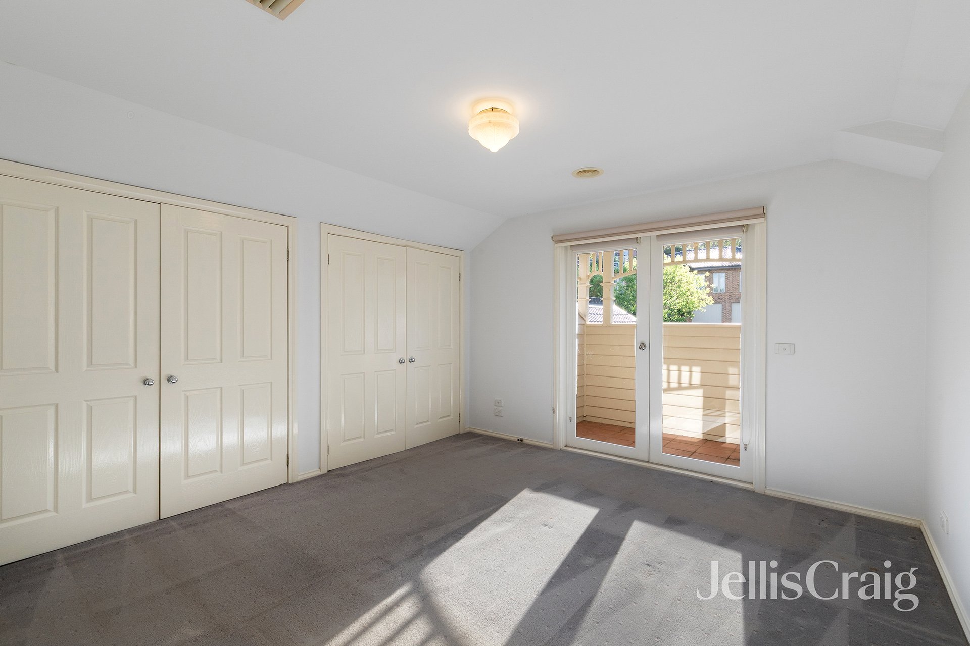5 Valley Park Grove, Eltham image 10