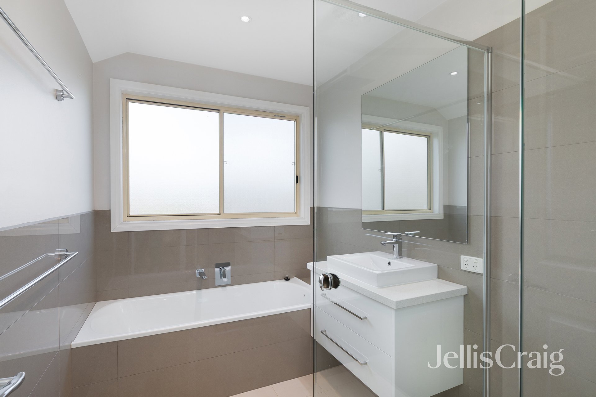5 Valley Park Grove, Eltham image 11