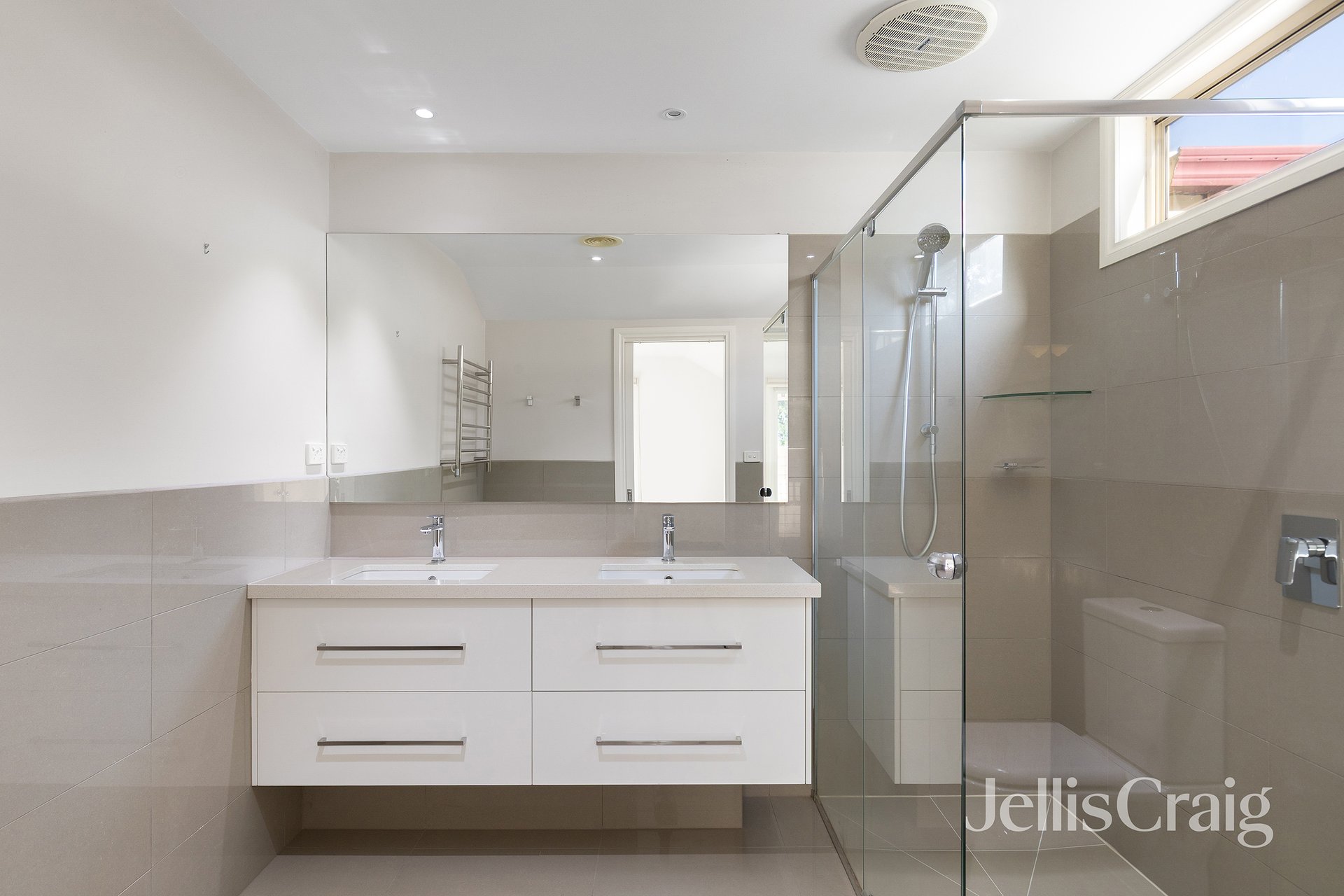 5 Valley Park Grove, Eltham image 12