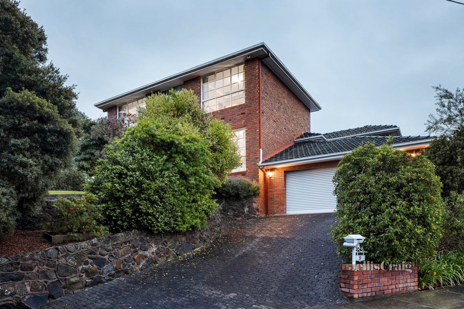 5 Wroxham Gardens, Greensborough image 23