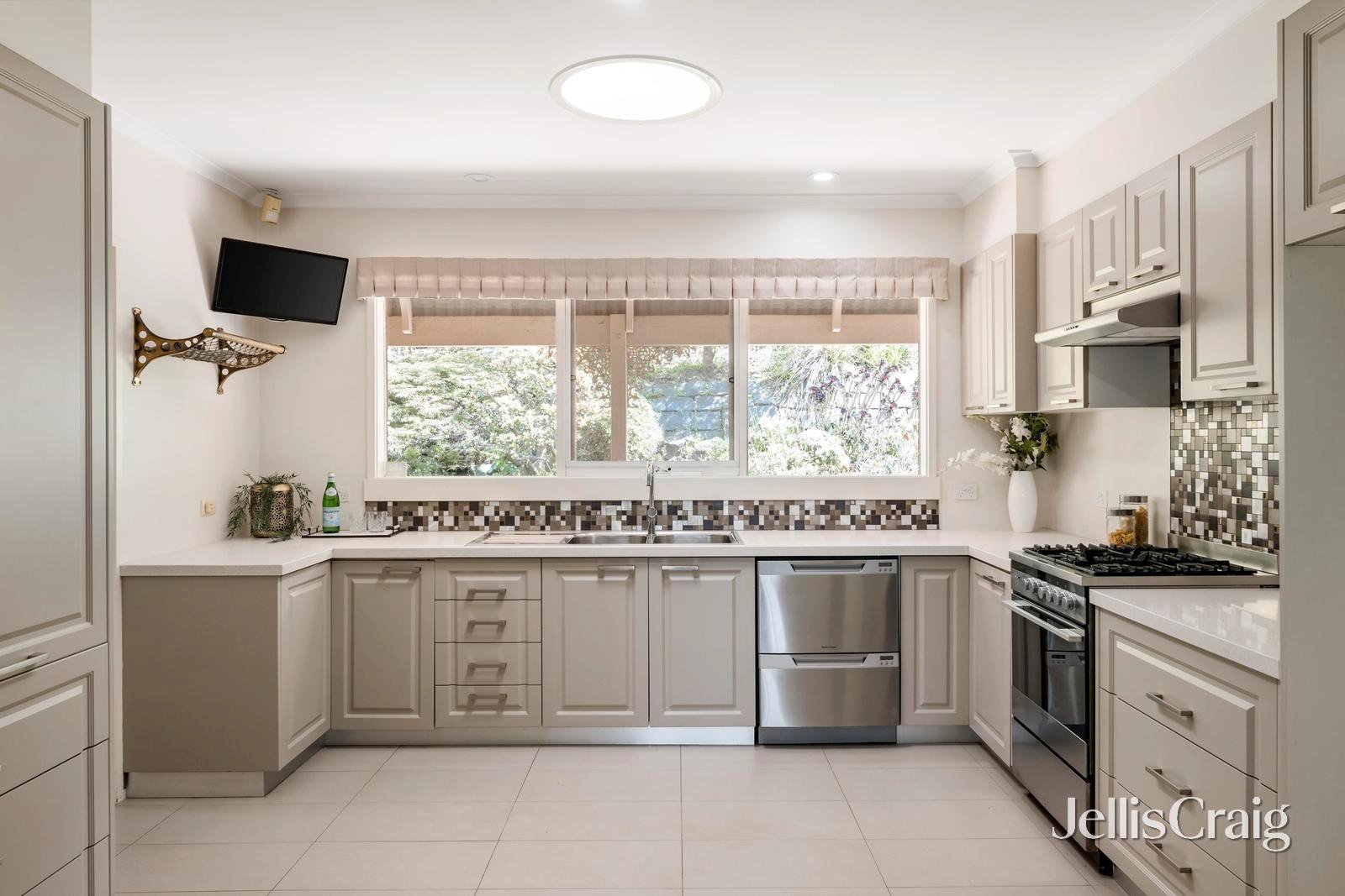 50 Montana Parade, Croydon image 3