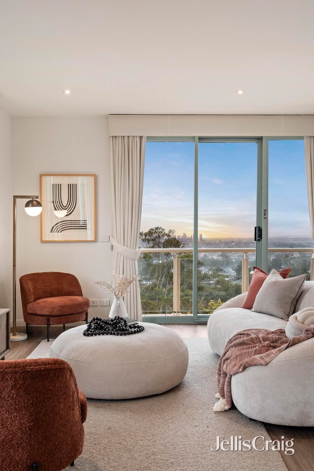 5005/2 Sovereign Point Court, Doncaster image 3