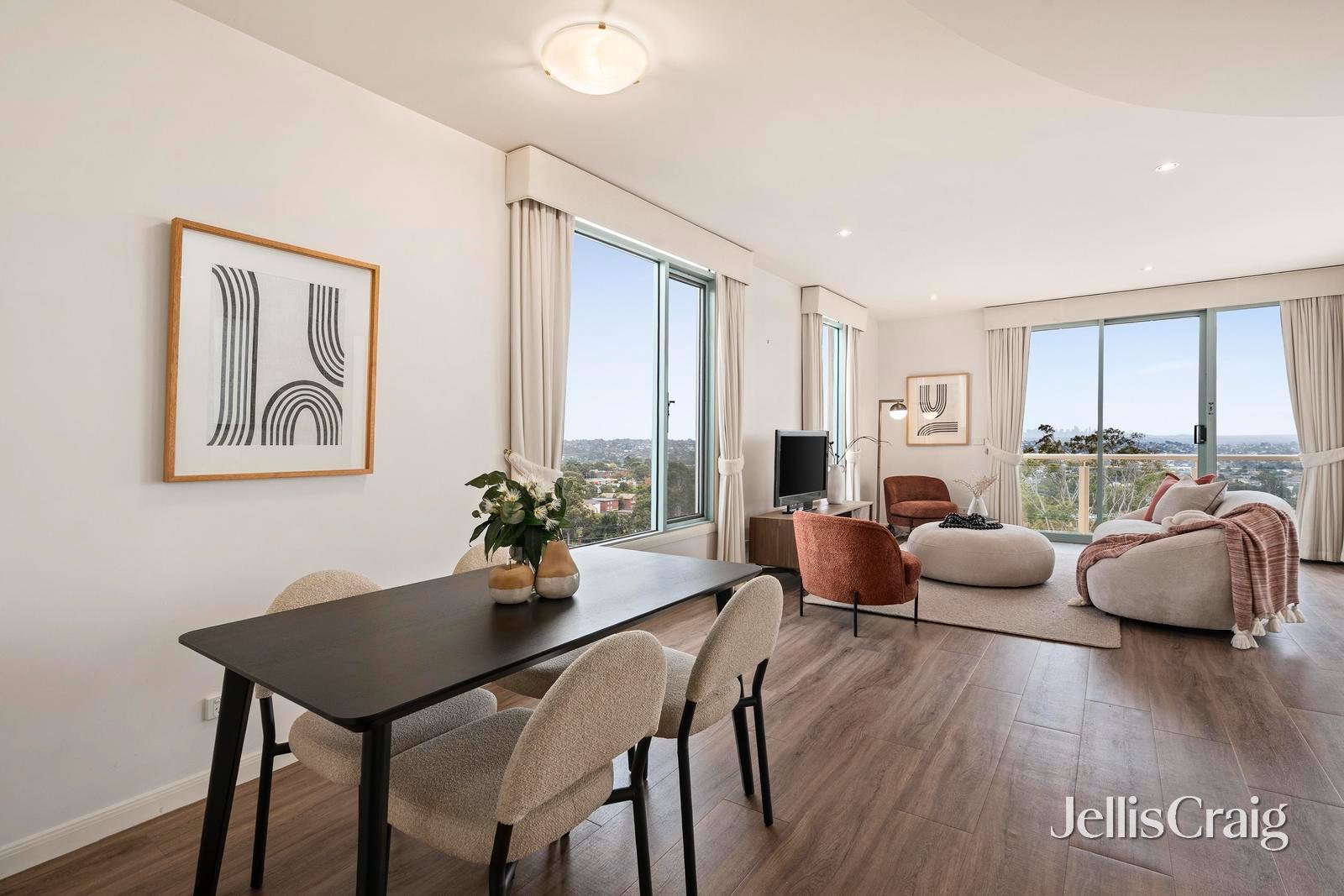 5005/2 Sovereign Point Court, Doncaster image 4